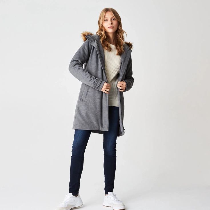 Женская утеплённая куртка Lacoste с мехом Женская утеплённая куртка Lacoste с мехом