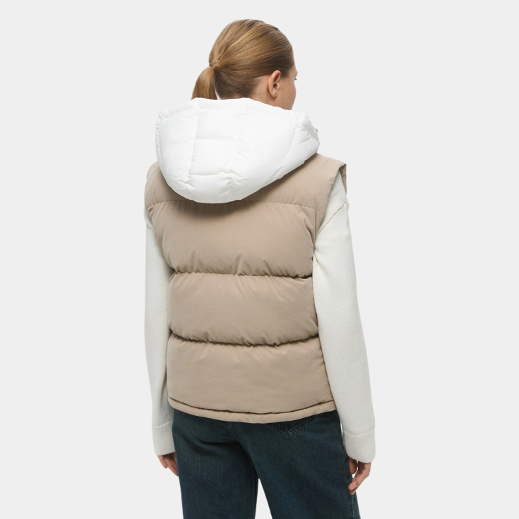 Женский стёганый жилет Lacoste с капюшоном Женский стёганый жилет Lacoste с капюшоном