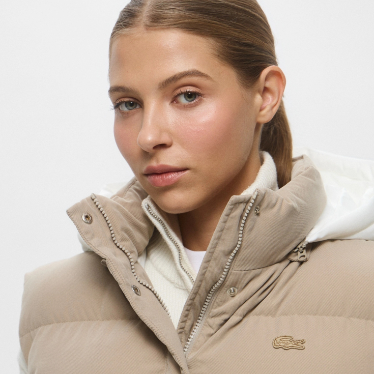 Женский стёганый жилет Lacoste с капюшоном Женский стёганый жилет Lacoste с капюшоном
