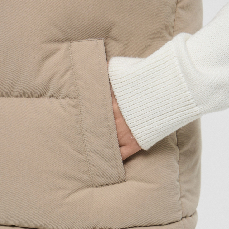 Женский стёганый жилет Lacoste с капюшоном Женский стёганый жилет Lacoste с капюшоном