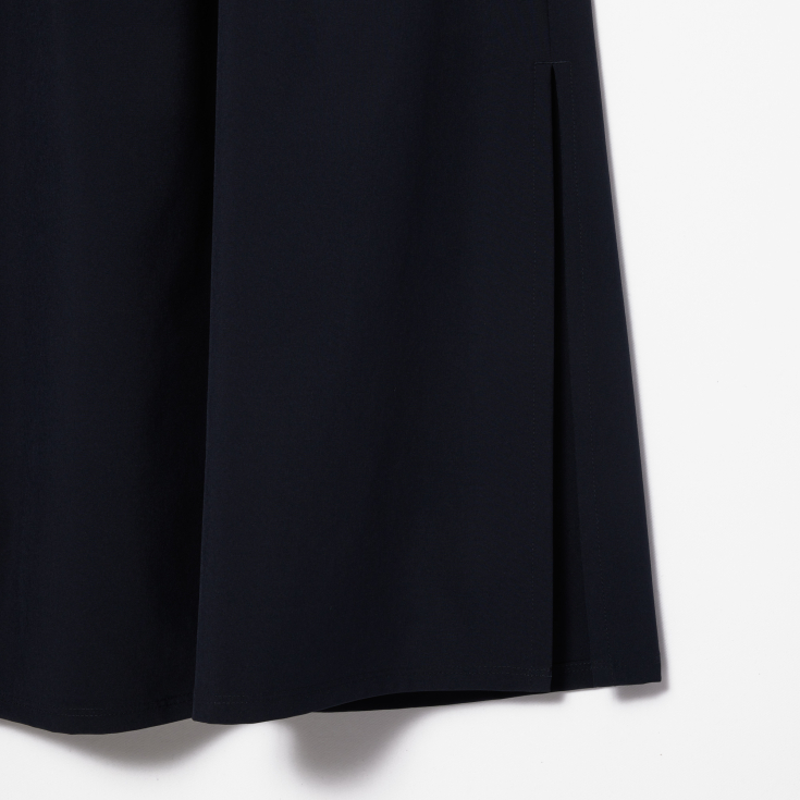 Женское платье-миди Lacoste с вырезом и эластичным поясом Женское платье-миди Lacoste с вырезом и эластичным поясом