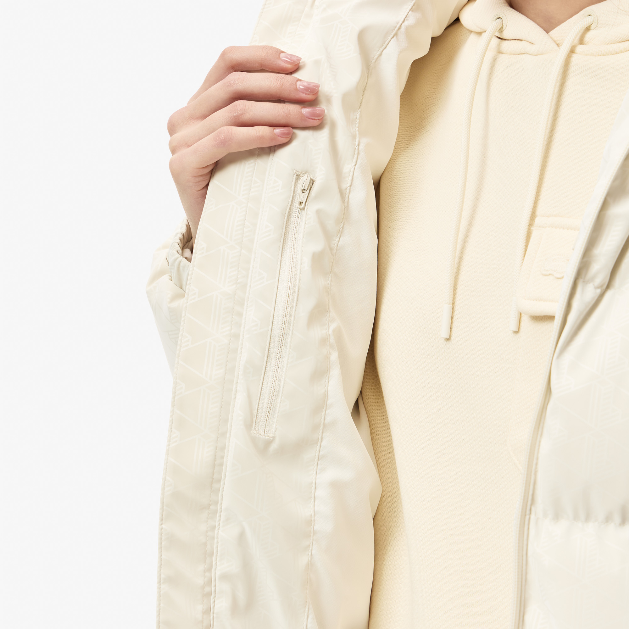 Женский короткий пуховик Lacoste BF2604R молочный  Фото 5