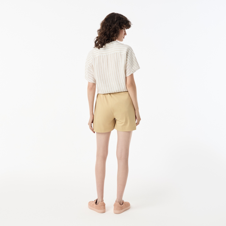 Женские короткие однотонные шорты Lacoste