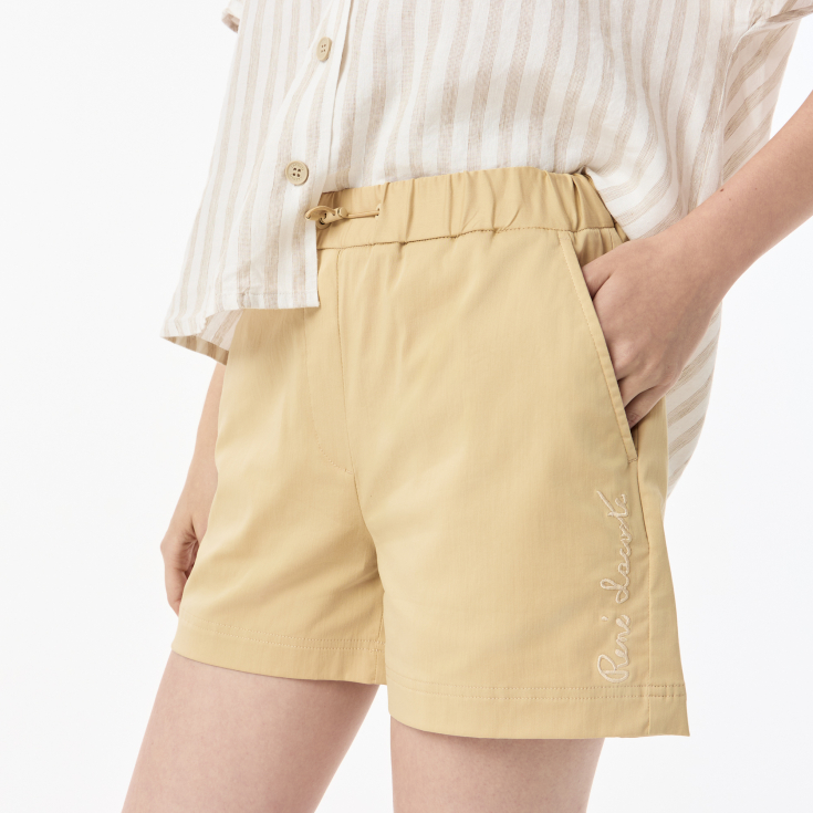 Женские короткие однотонные шорты Lacoste