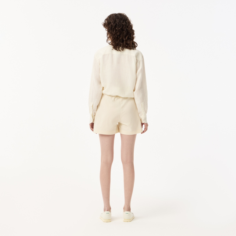 Женские короткие однотонные шорты Lacoste