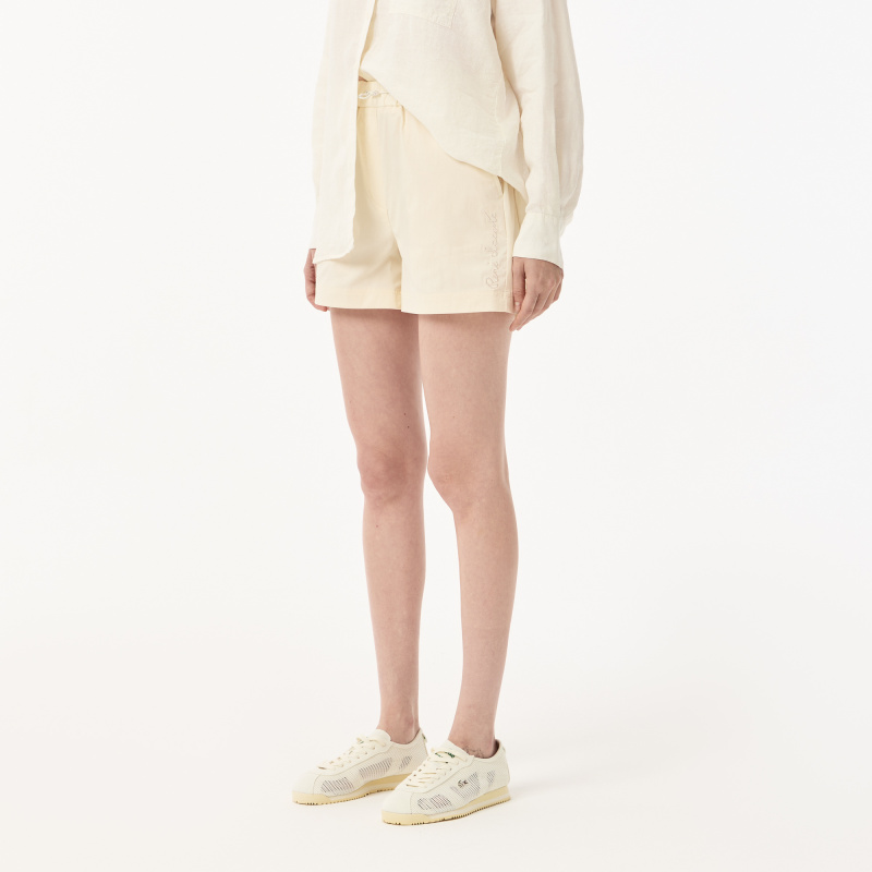 Женские короткие однотонные шорты Lacoste