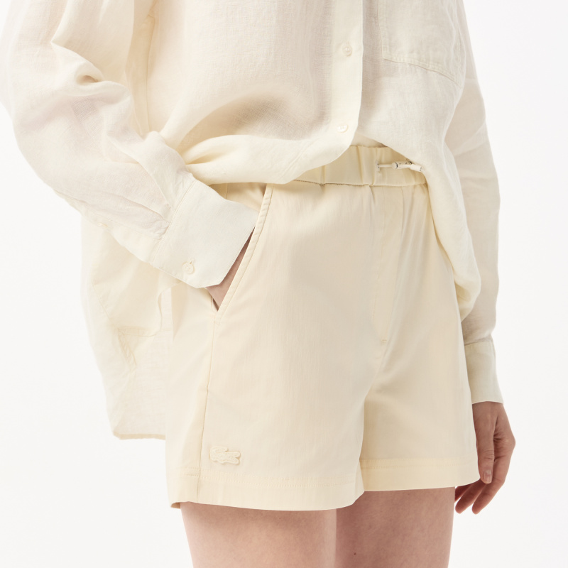 Женские короткие однотонные шорты Lacoste